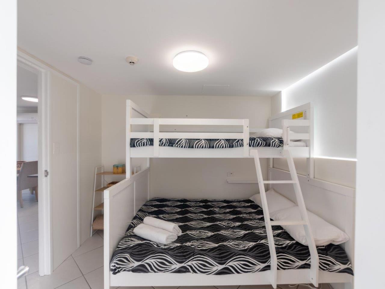 Crystal Beachfront Apartments Gold Coast Esterno foto